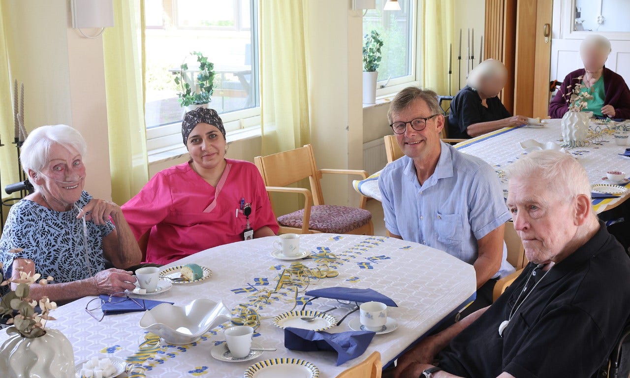 4 personer äter tårta