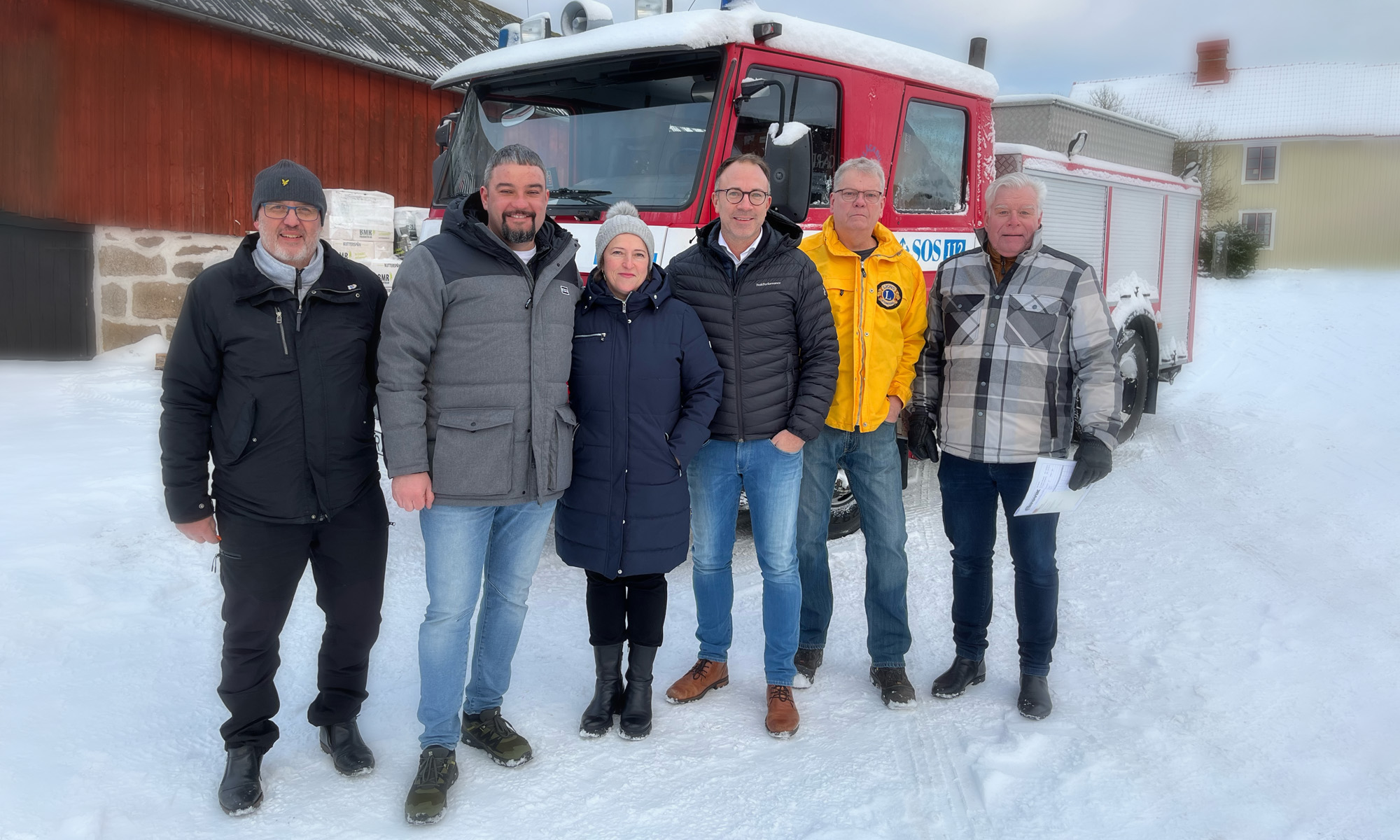 Rotary och Lions i Olofström stod för bränsle. Fr. vänster. Kenneth Göransson Rotary, Yevhen Poltavchuk, Gitana Bengtsson Brödhultsgården, Jonke Höglund Sparbanken i Karlshamn, Steve Axelsson Lions Club och Anders Törnqvist Altövik.