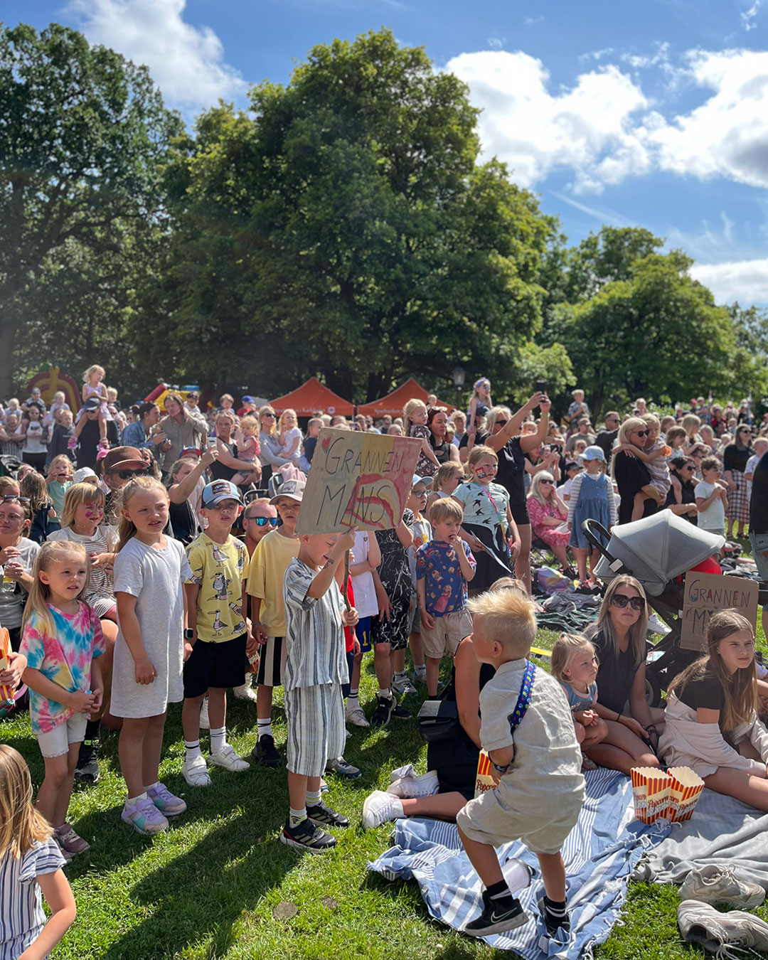 Publikhav med barn under Grannens Måns uppträde.