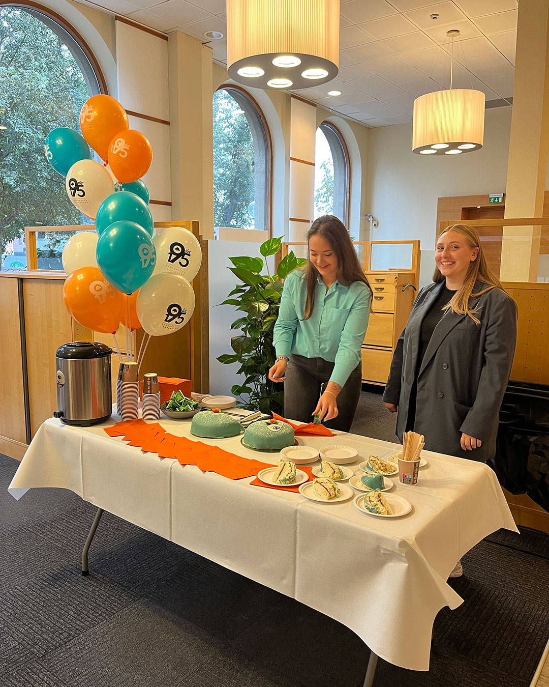 Eleonora och Telma bjöd kunderna på tårta på bankens kontor vid torget i Karlshamn.